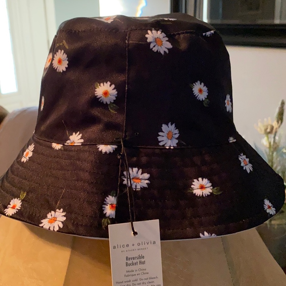 Reversible bucket hat